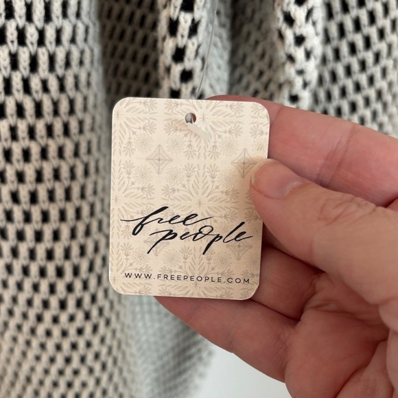 Free People Maisie Sweater Women's oversized v-neck chunky black ivory Med NWT - Picture 12 of 16